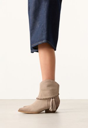 sacha, Bottines de cowboy / motard - beige