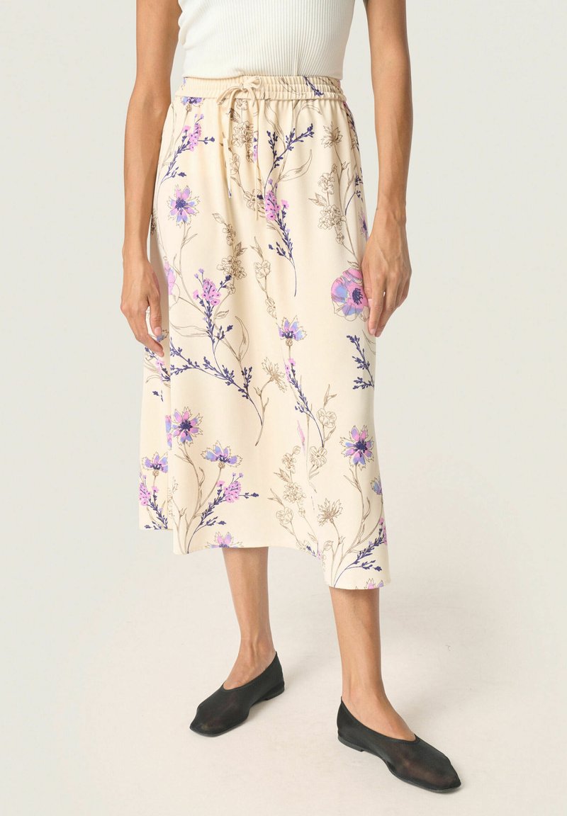 Fustă midi din țesătură ușoară, de culoare crem cu imprimeu floral violet, talie elastică cu șnur, buzunare laterale și croială lejeră.