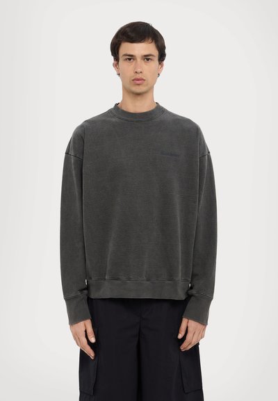 Dunkelgrauer Sweatshirt mit lockerer Passform, geripptem Rundhalsausschnitt und elastischen Ärmelbündchen. Subtiles Logodesign auf der Brust. Weicher, strukturierter Stoff.