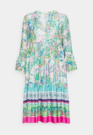 Robe à manches longues à motif floral et cachemire avec jupe à volants et encolure en V, présentant des accents verts vifs, bleus, roses et violets sur une base blanche.