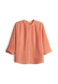 Camicia corallo con bottoni, colletto tondo e maniche a tre quarti. Realizzata in tessuto leggero con una finitura testurizzata e dettaglio arricciato.