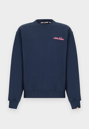 Donkerblauwe crewneck-trui met roze "ellesse" logo op de linkerborst en een kleine logopatch op de linker polsmanchet.