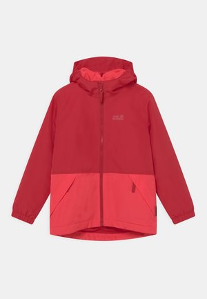 Giacca impermeabile rossa con cappuccio, con una sezione superiore di un rosso più scuro e una sezione inferiore di un rosso più chiaro, tasche frontali e polsini elastici.