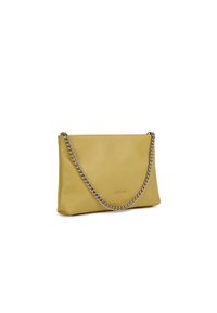 Borsa a tracolla in pelle gialla con una tracolla in catena argentata, superficie liscia e design minimalista. Presenta il nome del marchio impresso sul davanti.