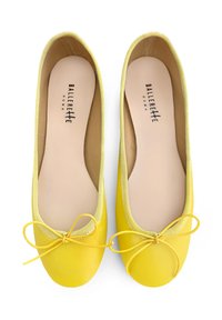 Ballerine gialle con tomaia in pelle liscia, punta rotonda e un dettaglio a fiocco coordinato. L'interno presenta una fodera beige.