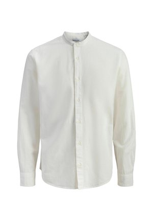 Witte blouse met lange mouwen, mandarijnkraag, knoopsluiting aan de voorkant en een slanke pasvorm, weergegeven tegen een effen witte achtergrond.