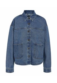 Chaqueta de denim en azul medio con cuello, cierre frontal de botones, dos grandes bolsillos y costuras en contraste.