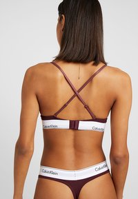 Calvin Klein Underwear UNLINED TRIANGLE ICON COTTON MODAL - Sutiã triangular - deep maroon/white