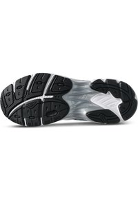 Czarny i biały bieżnik sportowego buta z teksturowanej gumy, zaprojektowany z rowkami i punktami elastycznymi dla lepszej przyczepności i komfortu.