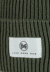 Gorro de punto en verde oliva con canalé vertical. Etiqueta blanca que muestra el logo "Buff" y el texto "VIVE MÁS AHORA". Tejido suave y texturizado.