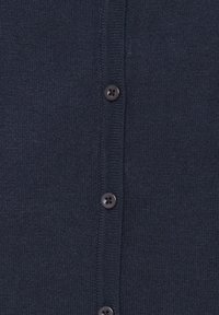 Marineblauer Strickcardigan mit V-Ausschnitt, gerippten Rändern und sechs braunen Knöpfen vorne. Glatte Textur mit klassischem Schnitt.