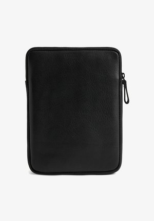 Schwarze Leder-Tablettasche mit texturierter Oberfläche, rechteckiger Form, Reißverschluss und seitlichem Griff für einfachen Transport.