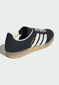 adidas Originals GAZELLE INDOOR - Trainers - core black cream white gum