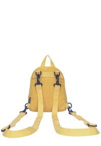 Zaino giallo con forma arrotondata, spallacci regolabili, accessori neri e maniglia superiore. Realizzato in tessuto resistente con una texture liscia.