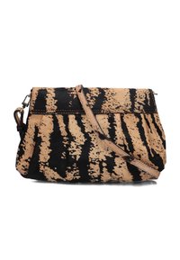 Borsa a clutch con stampa animale in marrone e nero, realizzata in materiale testurizzato, con patta ripiegabile e tracolla staccabile.