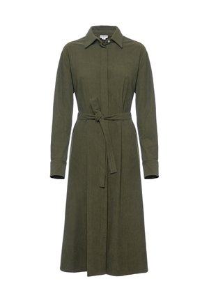 Abito camicia midi verde in morbido tessuto, con colletto, maniche lunghe, chiusura frontale a bottoni e cintura annodata in vita per una vestibilità regolabile.