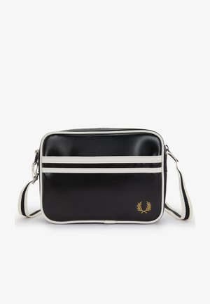 Borsa a tracolla rettangolare nera con rifiniture bianche e due strisce bianche orizzontali, tracolla regolabile e piccolo logo con corona d'alloro dorata.