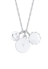 Zilveren ketting met een gedraaide schakel en drie hangers: een glimlachend gezicht, een ronde tag met "925" en een bloemenvorm.