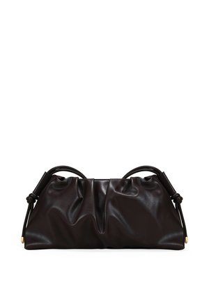 Bolso clutch de cuero negro suave con detalles fruncidos, asas dobles redondeadas y acentos de cordón anudados a cada lado.