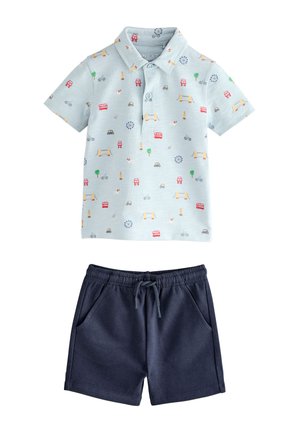 Lyseblå kortærmet poloshirt med London-tema tryk kombineret med marineblå elastiske shorts med snøre og lommer.