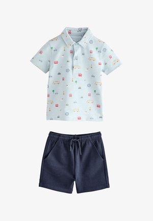 Lyseblå kortærmet poloshirt med London-tema tryk kombineret med marineblå elastiske shorts med snøre og lommer.