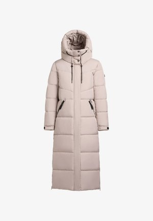 Garšs, gaiši bežs pūkains mētelis ar augstu apkakli, kapuces ar auklu, ar rāvējslēdzējiem aprīkotām kabatām un quiltētu rakstu siltumizolācijai.