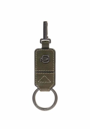 Porte-clé en cuir vert olive avec des accents cousus, doté d'un anneau en métal circulaire et d'un petit logo embossé sur le devant.