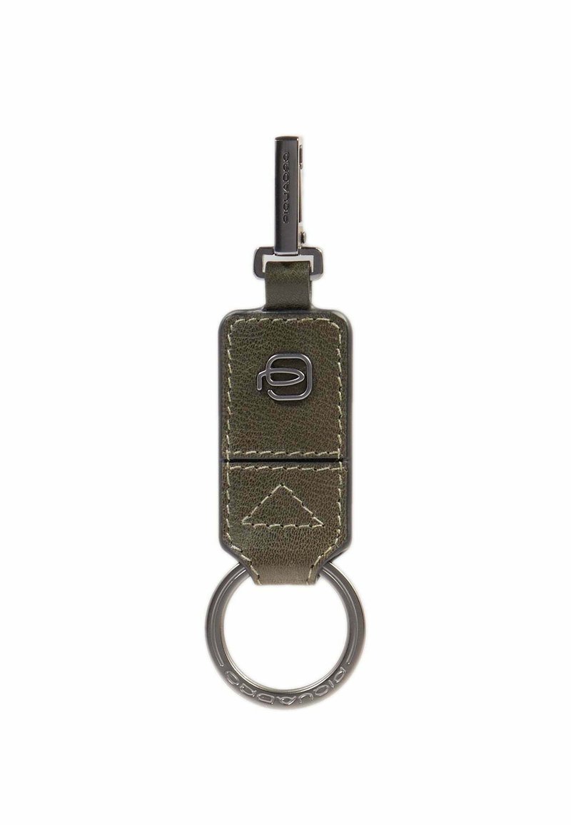 Portachiavi in pelle verde oliva con dettagli cuciti, dotato di anello metallico circolare e un piccolo logo impresso sul fronte.