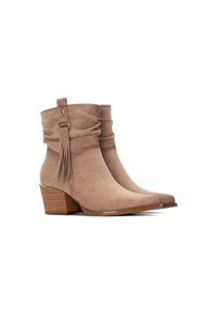 Botines de ante beige con un diseño arrugado, punta afilada, acentos en dorado y un tacón apilado con rayas horizontales.
