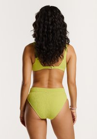 Limonenfarbene Bikini-Hochschnitt mit strukturiertem Stoff und Blumenmustern; enthält ein Bralette-Top mit verstellbaren Trägern und einem Verschluss hinten.