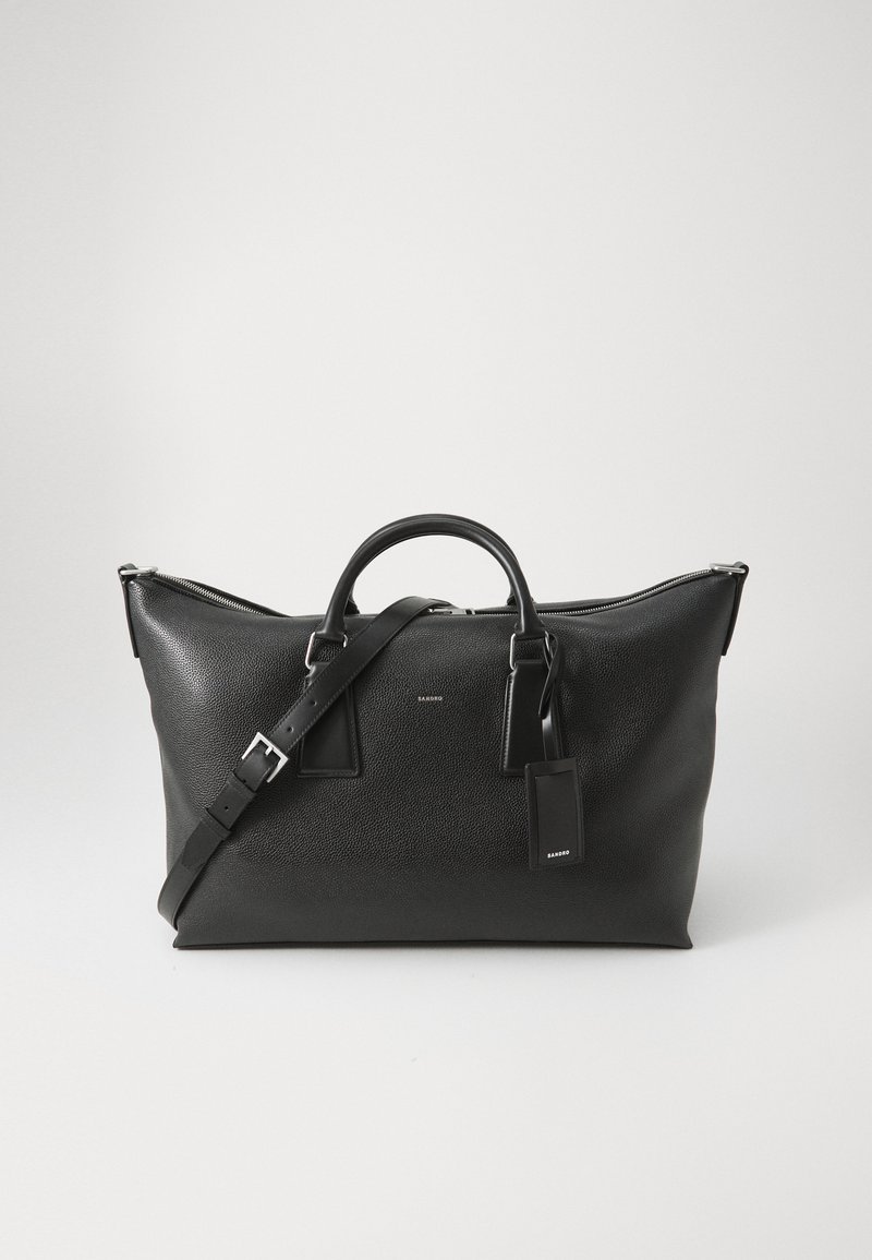 Črna usnjena torba z teksturirano površino, zadrgo, dvema zgornjima ročajema in odstranljivim naramnim trakom; ima oznako blagovne znamke v usklajeni barvi.