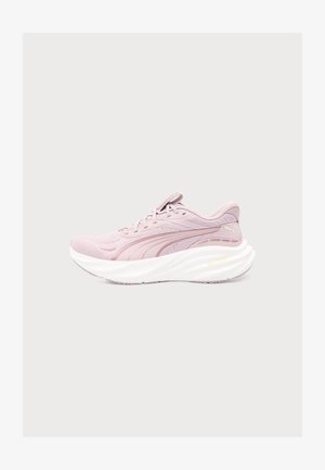 Chaussure de sport rose clair avec une semelle blanche épaisse, design lacé et logo discret près du talon sur fond neutre.