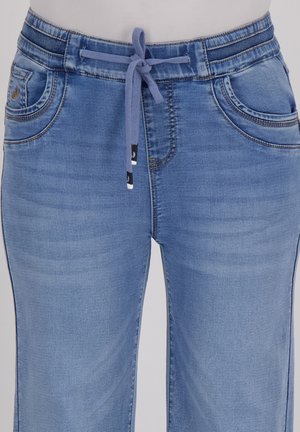 Lichtblauwe denimbroek met een elastische tailleband en een trekkoord. Voorzien van twee voorzakken en minimalistische stikseldetails.