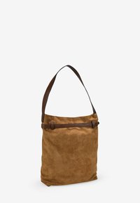 Bolso de hombro de ante marrón con forma plana, correa de cuero marrón y un diseño minimalista que presenta un cierre simple en la parte superior.