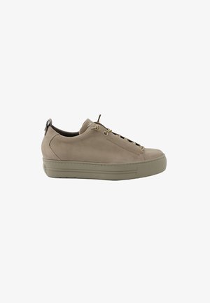 Beige Wildleder-Sneaker mit strukturiertem Finish, Schnürdesign und kontrastierender Gummisohle. Mit einer Schlaufe an der Ferse für einfachen Einstieg.