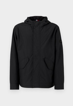 Schwarze Kapuzenjacke mit vorderen Klappentaschen, Reißverschluss und Druckknopfverschluss, auf einem hellen, einfarbigen Hintergrund präsentiert.