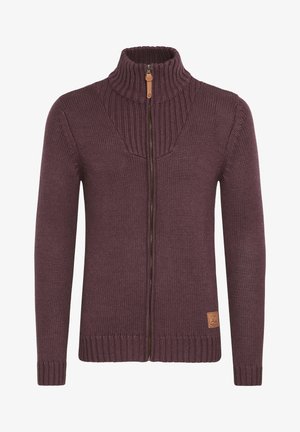 Bordeaux kleurige ritssweater met een hoge kraag, geribbelde textuur en leren trekhaak; heeft een subtiele geweven structuur en aansluitende mouwen.