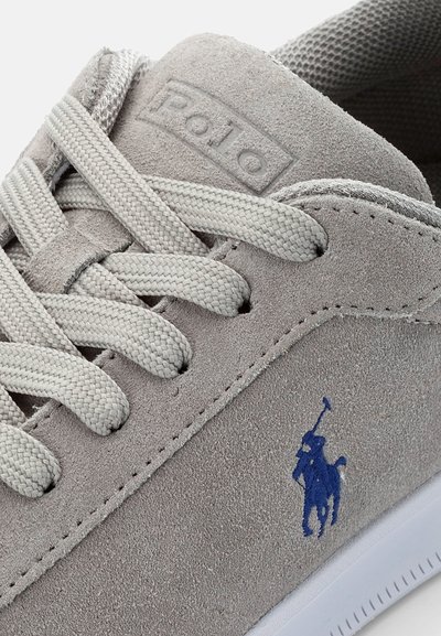 Polo Ralph Lauren HERITAGE COURT II SUEDE SNEAKER - Αθλητικά παπούτσια - soft grey/heritage royal pp