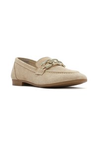Mocassino in suede beige con punta rotonda, accentato da una decorativa catena dal tono dorato sul davanti e un tacco basso impilato. Dettagli di cuciture pulite.