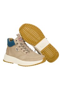 Beżowe sneakersy za kostkę wykonane z zamszu i siateczki, z niebiesk ą wyściółką kołnierza, gumową podeszwą z żłobionymi wzorami oraz sznurowadłami.