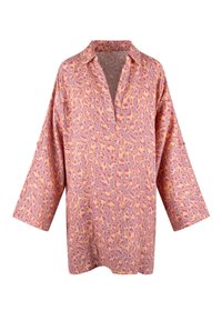 Chemise à imprimé léopard en rose pastel et beige, avec un col à revers, des manches longues et une coupe décontractée avec une fente au bas.