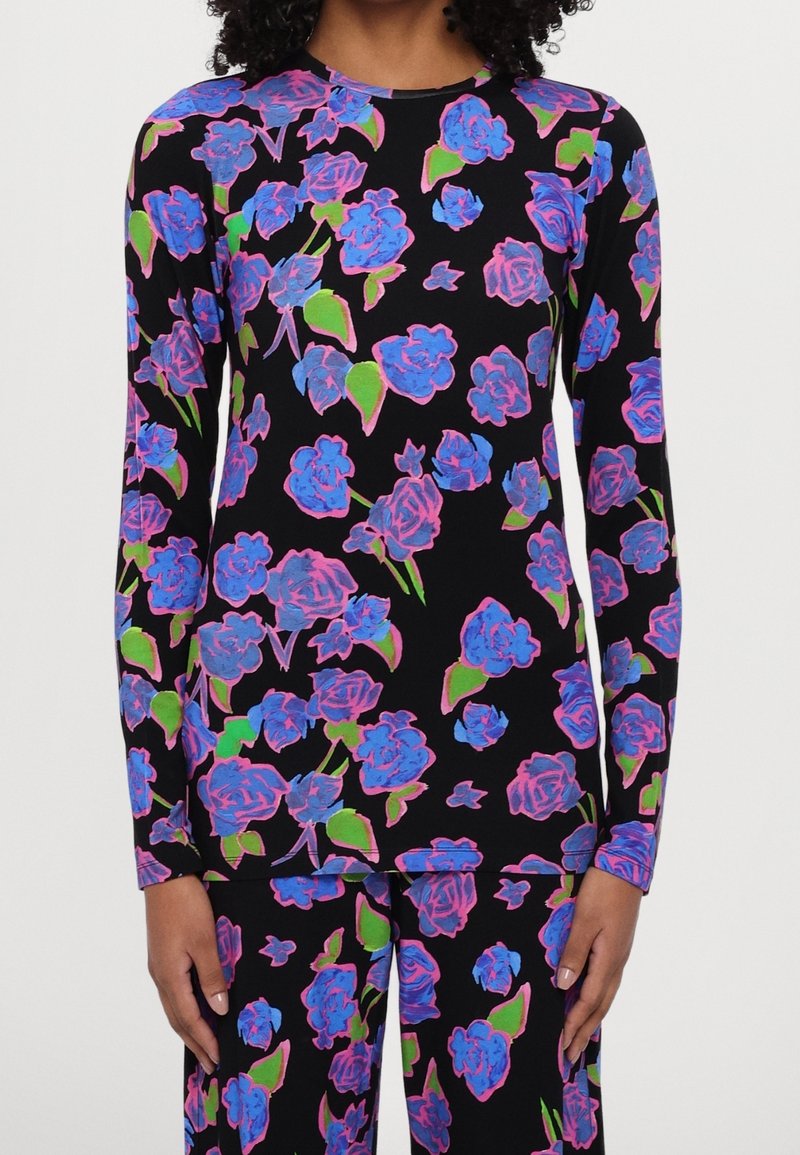 Długi rękaw, górna część w miękkiej tkaninie z czarnym tłem oraz jaskrawymi różami w kolorze niebieskim, różowym i zielonym, okrągły dekolt, dopasowany krój.