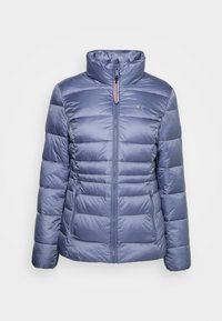 Puffjakke i lyseblå med høj krave, frontlynlås og horisontal quiltning. Indeholder et lille logo og stribet detaljer på kraven.