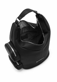 Borsa a tracolla in pelle nera con una texture morbida, caratterizzata da una forma curva, manico superiore e scomparti con zip; l'interno è foderato e spazioso.