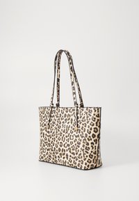 Sac fourre-tout en cuir synthétique imprimé léopard, avec deux longues anses, forme rectangulaire, texture lisse et détails en métal doré.