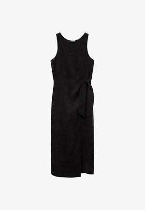 Rochie neagră fără mâneci dintr-un material neted, cu detaliu la talie legat și o lungime midi, având un design ușor înfășurat.