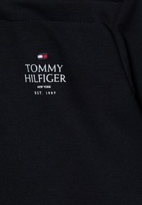 Tommy Hilfiger LOGO PUFF PRINT HOODIE - Jersey con capucha - desert sky