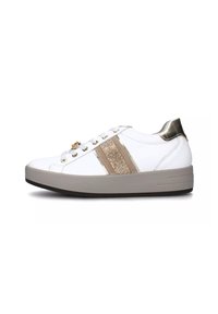 Sneaker bianca con accenti dorati, dotata di una striscia a righe beige testurizzata, punta rotonda, suola piatta, chiusura con lacci e dettaglio metallico sul tallone.