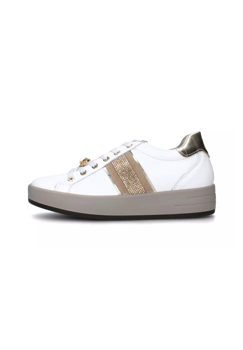 Sneaker bianca con accenti dorati, dotata di una striscia a righe beige testurizzata, punta rotonda, suola piatta, chiusura con lacci e dettaglio metallico sul tallone.