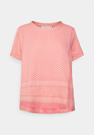 Camisa curta de mangas rosa com um padrão texturizado de formas geométricas, decote redondo e bainha reta. Tecido macio e leve.